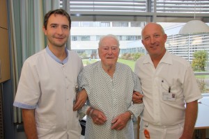 Alois Neuhofer mit dem Unfallchirurgen Dr. Stefan Huber (re) und dem leitenden Stationspfleger Mario Lang (li). Bildquelle: gespag 