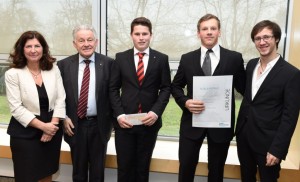 v.l.n.r.: Prof. Petra Reisinger, LH Dr. Josef Pühringer gratulieren Florian Gschwandtner, Alexander Fink, Jakob Wimmer von der HTBLA Hallstatt. (Foto: OÖVP/Röbl) 