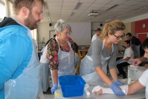 Bei der Abschlussprüfung der Gips-Assistenz-Ausbildung an der GuKPS Vöcklabruck zeigten die Lehrgangs-Teilnehmer/-innen ihr hohes fachliches Können. (Bildquelle: gespag) 