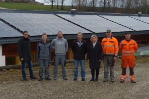 Vlnr.: Gerald Brandt (Gemeinde Pfaffing), Monteur Fa. WS electrics, Wolfgang Wielend von WS electrics, Rupert Binder-Reisinger (Energie AG), Bgm. Gabriele Aigentuhler, Helmut Schmiedbauer und Daniel Lehner (Gemeindebauhof)