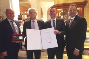 Foto von links nach rechts: KommR Franz Wolfsgruber (Aufsichtsratsvorsitzender), Ladislaus Hartl, Bezirksstellenleiter Robert Oberfrank, Bezirksstellenobmann Martin Ettinger (Foto Copyright: WKO Gmunden)