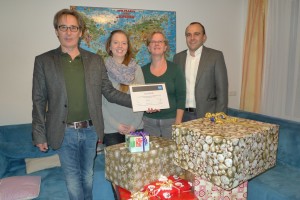 SOS-Kinderdorfleiter Gerhard Pohl, die Sozialpädagoginnen Stefanie Pecher und Elisabeth Billich und Eternit-Vorstand Peter Rungger (v.l.) mit Dach-Gutschein und Geschenken. Foto: SOS-Kinderdorf