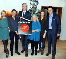 Setbesuch bei den „Vier Frauen“ in Traunkirchen. V.l.n.r.: Martina Poel, Adele Neuhauser, Wirtschafts- und Tourismuslandesrat Dr. Michael Strugl, Brigitte Kren, Miriam Stein und Oberösterreich Tourismus Geschäftsführer Mag. Andreas Winkelhofer. Foto: Klemens Fellner 