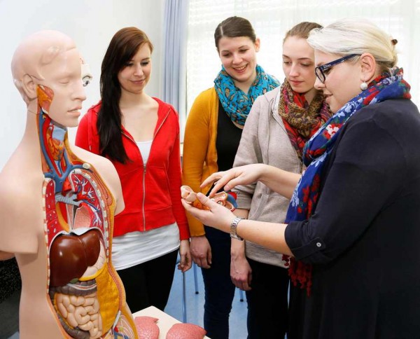 Das Berufsfindungspraktikum an den GuKPS Bad Ischl, Gmunden und Vöcklabruck bietet praktische und theoretische Einblicke in Berufsfelder aus dem Gesundheits- und Sozialwesen. Bildquelle: gespag 