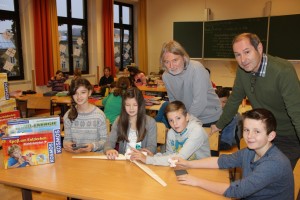 WK-Obmann Andreas Hemetsberger (r.)  überzeugte sich bei Fachbereichslehrer Harald Kefer in einer 1. Klasse vom Wissensdurst der Kinder.