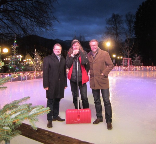 Heide, Stucka, Herzog – Kaisereis Bad Ischl 2016: Bürgermeister Hannes Heide, Eismeister und Zauberberginitiator „Stucka“ und Tourismusdirektor Robert Herzog freuen sich auf die Verlängerung und wünschen den vielen Kindern und Jugendlichen noch viele schönen Stunden am Kaisereis im Ischler Kurpark. (Foto: privat)