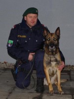 Polizeidiensthundeführer und Polizeidiensthund Aristo
