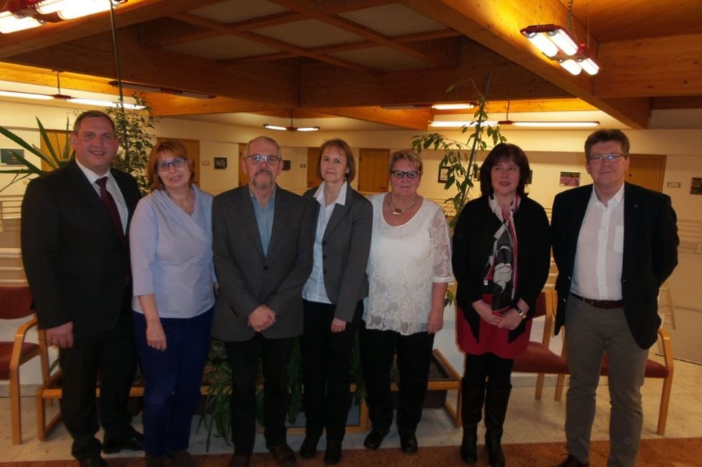 Bürgermeister Ing. Fritz Feichtinger, Cordula Lüftinger, Fritz Gruber, Birgit Salerno, Obfrau Margret Neubacher, Regionalobfrau Regina Fischer und Chorleiter Leo Harreither (Foto: Szwajor) 