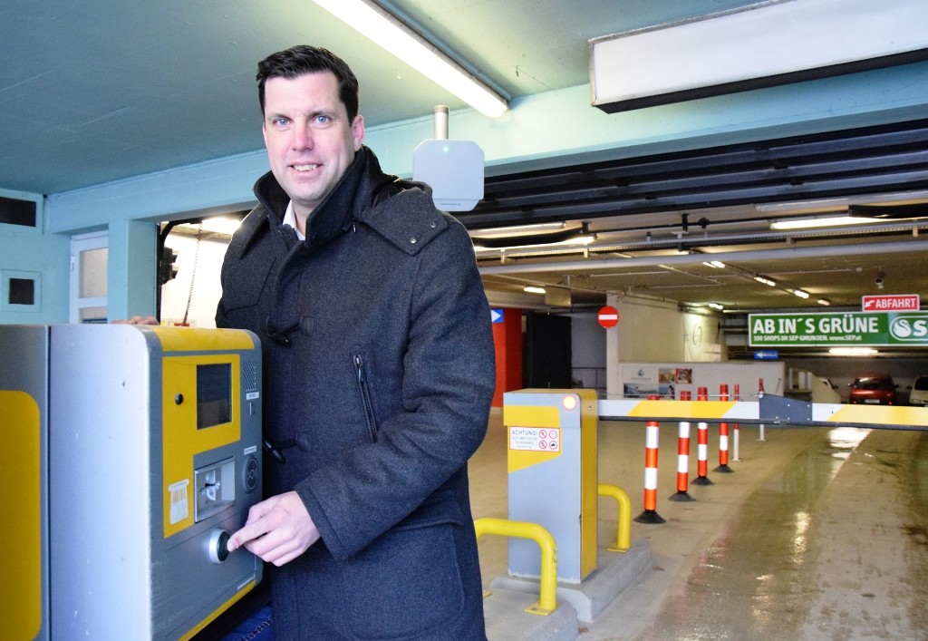 Bürgermeister Stefan Krapf lädt zum einstündigen  Gratisparken in der Tiefgarage ein. Foto:  Stadtgemeinde Gmunden 