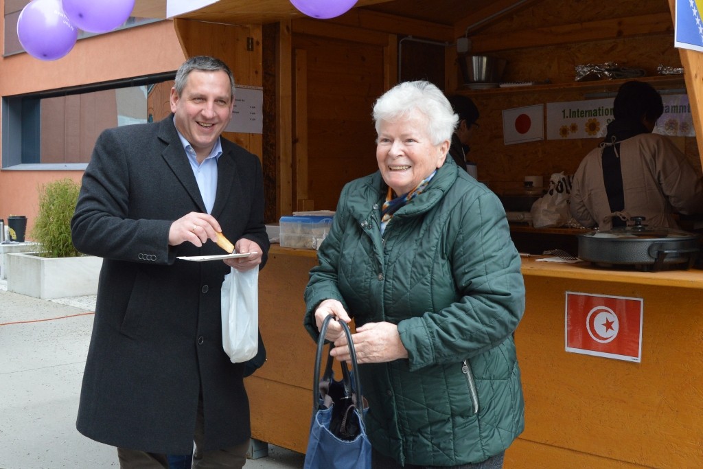 Bürgermeister Ing. Fritz Feichtinger besuchte den Stand des Internationalen Kochstammtisches der Pfarre Steyrermühl.