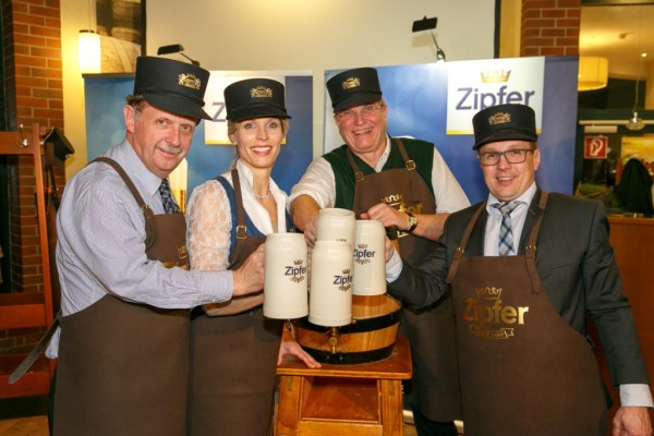 v.l.n.r.: Brau Union Österreich Generaldirektor Markus Liebl, Ehrenbrauerin der Brauerei Zipf Sabine Lindorfer, Braumeister Günther Seeleitner, Braumeister Harald Raidl (Foto: Humer / Brau Union Österreich)