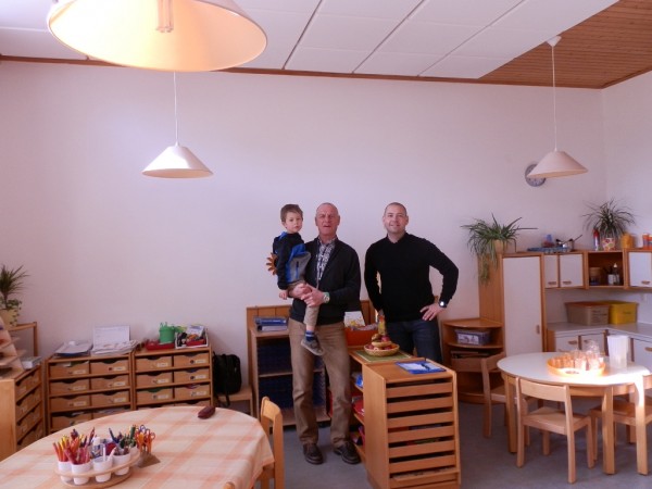 Foto: Stadtrat Herbert Theil (Bildungsreferent) und GR Thomas Pamminger (Familienausschuss) freuen sich über die Qualitätsverbesserung im Bereich Lärmentwicklung 