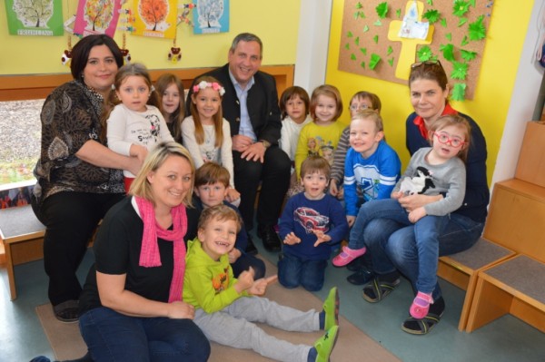 Bildtext: Die Kinder und Kindergartenpädagoginnen sowie die Helferinnen freuten sich über den Besuch des Laakirchner Bürgermeisters. (Foto: privat)