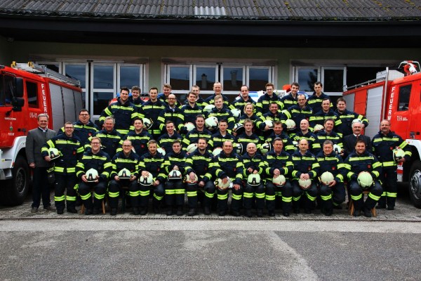 Feuerwehr Pinsdorf mit neuer Schutzbekleidung ausgerüstet