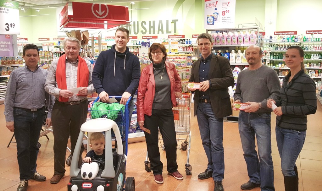 Bianka Lindinger, Franz Steizinger, LAbg. Hermann Krenn (v.l.), Alois Sattleder und Stadtrat Stefan Maier (v.r.) informierten die Kunden im Interspar über das Projekt „Mein Sozialer Warenkorb“ (Foto: privat)