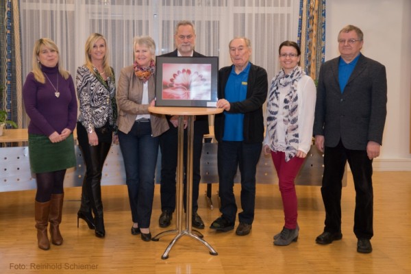 v.l.n.r. Isolde Zelzer, Gemeindebeamtin, 1.Vizebgm. Claudia Haberl, 2.Vizebgm. Karin Hemetsberger, Gemeindevorstand Ing. Kurt Berger, Walter Kickinger, Obmann des FC Weyregg, Obmannstellvertreterin des Seewalchner Kulturausschusses Gemeinderätin Gabriele Mayr, Siegfried Pilz, Obmannstellvertreter des FC Weyregg.