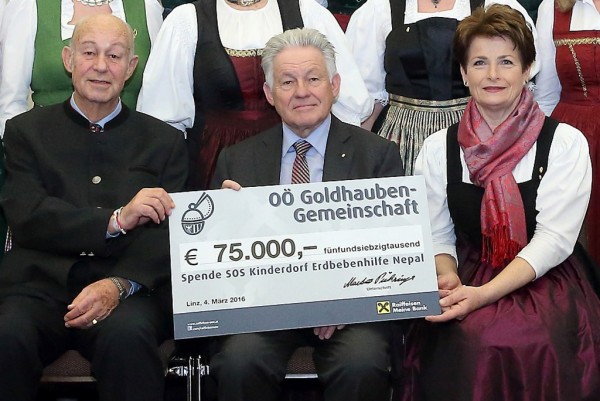v.l.: Präsident Helmut Kutin, SOS-Kinderdorf, LH Dr. Josef Pühringer, Obfrau LAbg. Martina Pühringer (Foto: Land OÖ/Kraml)