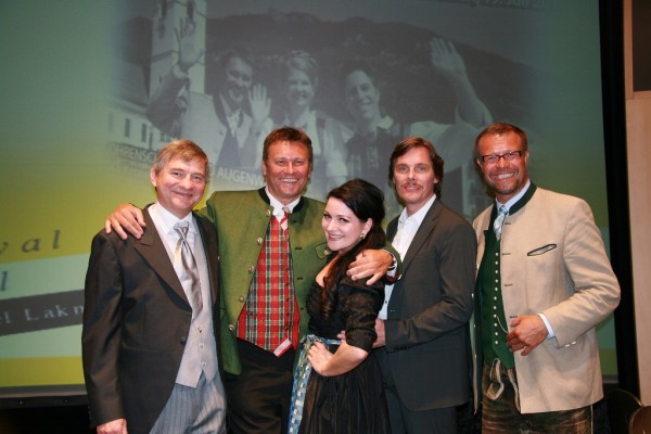 von li. Orchesterleiter Walter Erla, Intendant Dr. Michael Lakner, die Solisten Miriam Portmann und Reinhard Alessandri von vergangenen Aufführungen, sowie Tourismusdirektor Robert Herzog