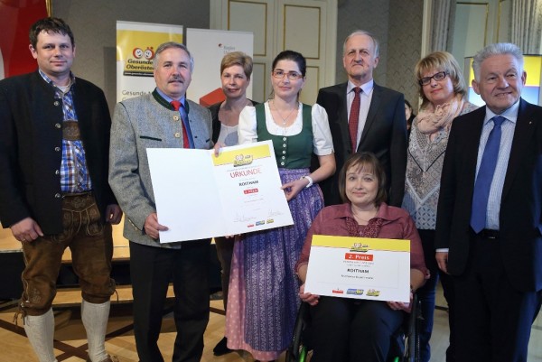 v.l.: Manfred Pamminger, Bgm. Alfred Gruber, Dr.in Elgin Drda (Kepler Universitätsklinikum), Michaela Waldl, Dr. Heinrich Gmeiner (Koordinator Gesundes Oberösterreich), Julia Berger, Andrea Mayr, LH Dr. Josef Pühringer 