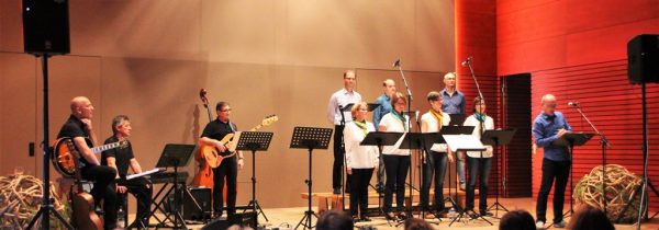 Das Vöcklabrucker-Doppelquartett Vocal Cords und die Atzbacher Band Soiree unter der Leitung von Barbara Scharinger