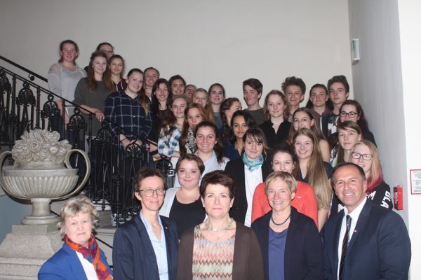 Die Ebenseer Modeschülerinnen mit den Landtagsabgeordneten