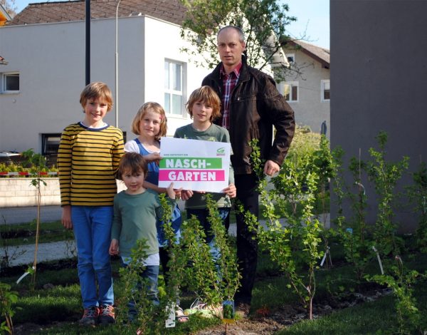 Umweltstadtrat Stefan Hindinger mit Kindern im künftigen „Naschgarten“ vor der Landesmusikschule