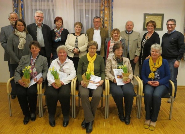 Im Bild die bei der Prämierungsfeier anwesenden Preisträger mit den Vertretern der Gemeinde und des Siedlervereins