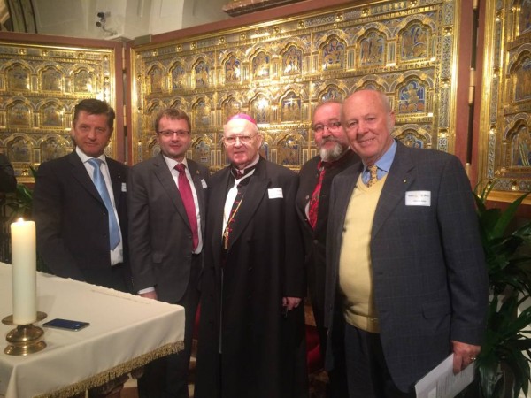 Vor dem Verduner Altar aus dem Jahr 1181 (vlnr.): Gerhard Hrebicek, gewählter Präsident des RC Klosterneuburg, Bürgermeister Hannes Heide, Abtprimas Probst Bernhard Backovsky, Karl Schiffleitner und Mag. Helmut Peter, Präsident des RC Bad Ischl