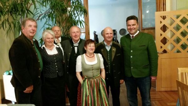 Die Damen und Herren, die zum ersten Mal bei der Obertrauner Seniorenjause dabei, dahinter Seniorenjausen-Organisator Gerhard Lipovec sowie Bgm. Egon Höll