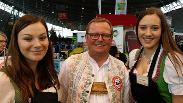 Bild Mitte Dipl.-Päd. Rainer Mayrhofer, Anita Lampersberger (5 HLc), rechts Elena Burth (Kossdorff Werbeagentur)