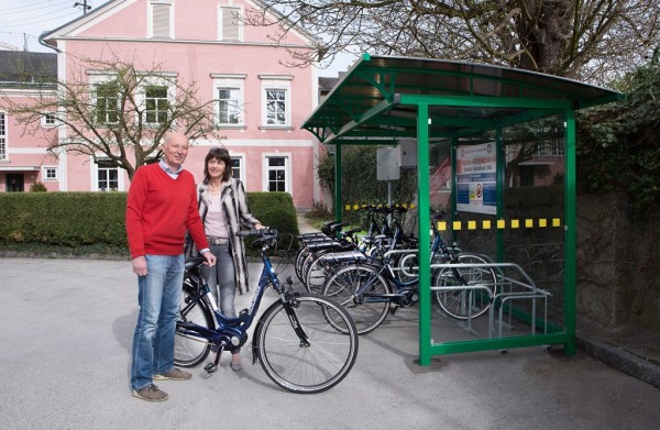 Stadtmanagerin Helga Sturm und Wirtschaftsstadtrat MaximilianLötsch bereiten sich auf eine Ausfahrt vor