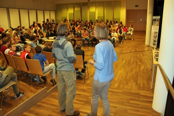 Gregor Sieböck und Dir. Brigitte Atzmanstorfer vor Beginn des Vortrages in Bad Goisern