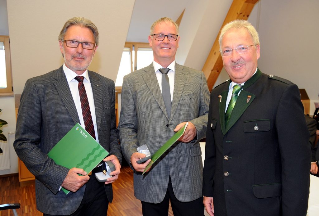 Foto (Gemeinde Kirchham/K.Fellner) v.l.n.r.  Bürgermeister Hans Kronberger (2.v.l.) mit Kirchhams  neuen Ehrenringträgern  Ing. Fritz Weingärtner (ganz links), Franz Spitzbart-Hiebleitner und Andreas Weingärtner. 