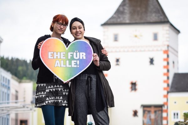 Victoria Strasser und Juliana Gratzer fordern am Tag gegen Homophobie die längst überfällige Öffnung der Ehe