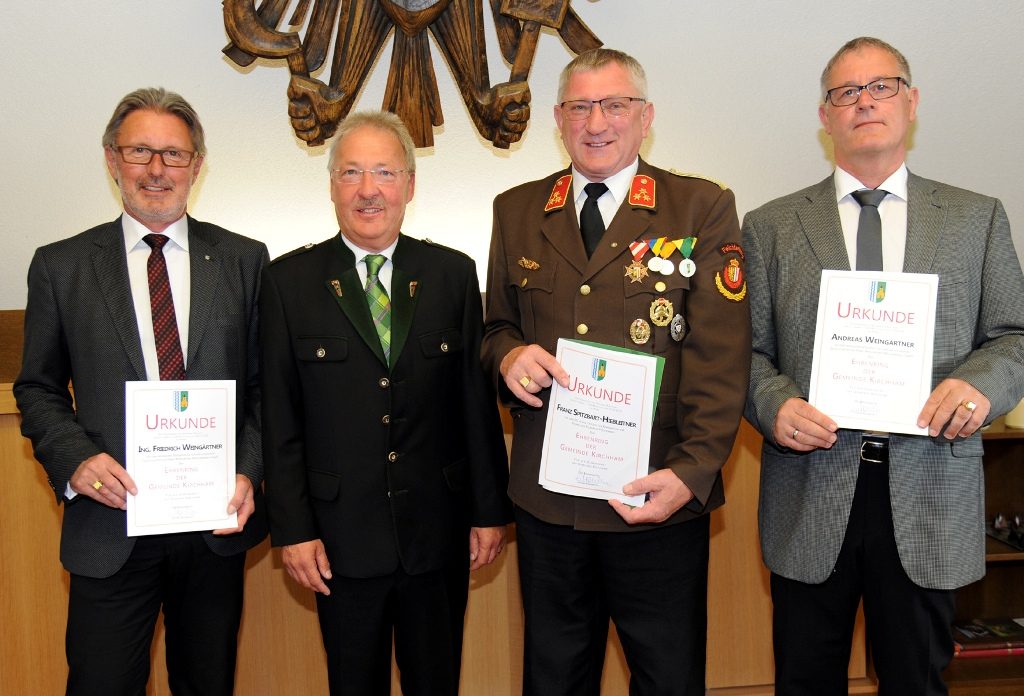 Foto (Gemeinde Kirchham/K.Fellner):     Bürgermeister Hans Kronberger (ganz rechts) mit dem erfolgreichen Unternehmer-Brüderpaar Ing. Fritz (links) und Andreas Weingärtner.
