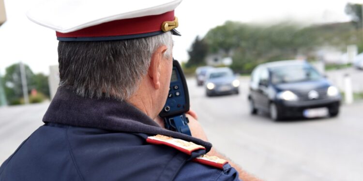 32-jähriger Motorradfahrer raste mit 181 km/h über die Straße