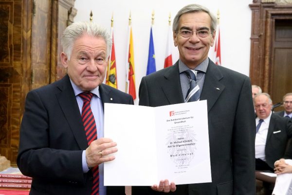 Gemeindearzt Dr. Kovacic wurde der Titel Medizinalrat verliehen (Foto: Land Oberösterreich)