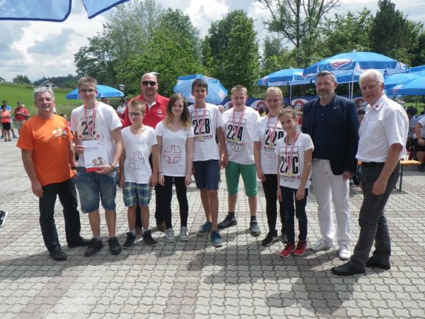 HDir. Helmut Oberländer (Bundesref. für Aus- und Fortbildung), Alexander Schicho, Johannes Platzer, Mag. Markus Brenner (JRK Landesgeschäftsleiter OÖ), Sarah Hochrainer, Simon Laska, Thomas Eiersebner, Annika Moser, Lea Palacs, Mag. Manfred Wirtitsch (ÖJRK-Bundesvorsitzender), RR Peter Begusch (Pflichtschulinspektor Klagenfurt/Land)