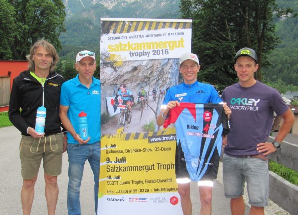 Bernhard Höll/Trophy-Team, Peter Kuhn/Team „Biking 4 Butterfly Children“, „Überflieger“ Andi Goldberger und Wolfgang Krenn/Trophy-Sieger 2011. (Foto: Peter Perstl)