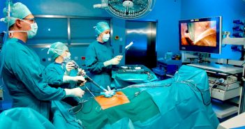 Ein kleiner Schnitt reicht aus – neue minimalinvasive Operationstechnik am SK Vöcklabruck