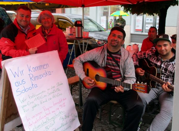 Bettler informierten am Wochenmarkt