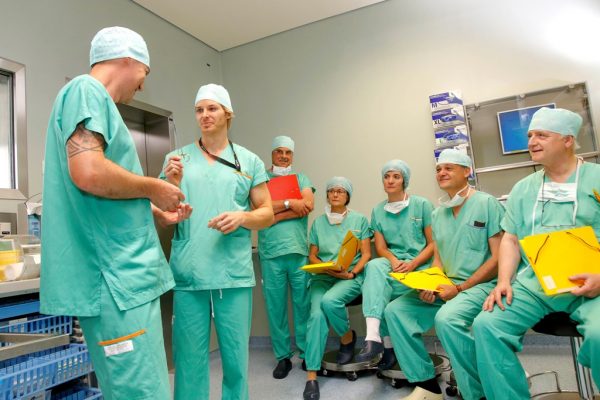 Die Prüfungskommission verfolgt das Prüfungsgeschehen zur Abschlussprüfung „Medizinische-OP-Assistenz“ direkt in einem OP des Salzkammergut-Klinikums Vöcklabruck.
