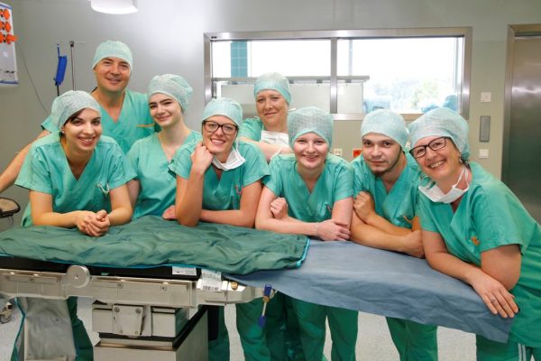 Geschafft! Sechs Damen und zwei Herren unmittelbar nach der bestandenen Abschlussprüfung „Medizinische OP-Assistenz“ an der Schule für med. Assistenzberufe Vöcklabruck.