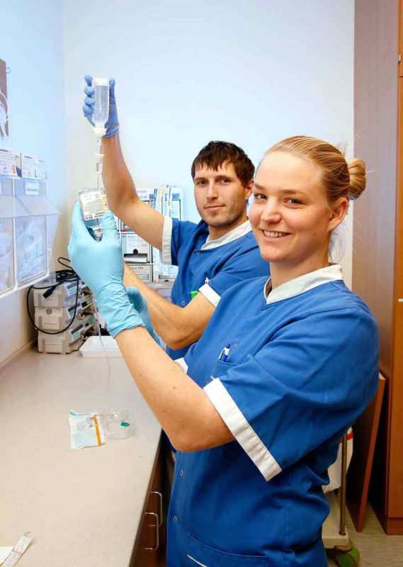 Die hohe Ausbildungsqualität an den Gesundheits- und Krankenpflegeschulen am Salzkammergut-Klinikum zieht sich durch Theorie und Praxis.