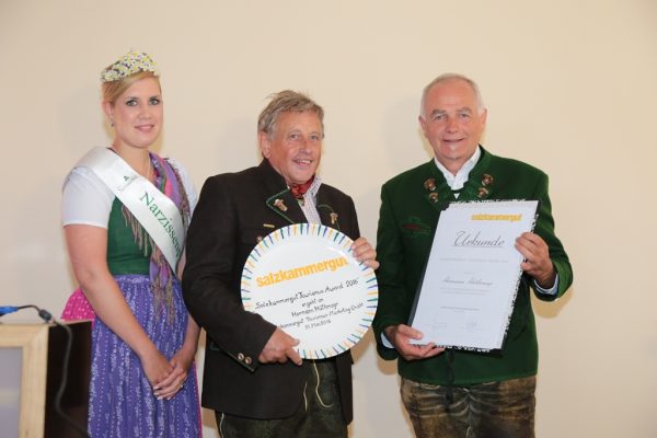 Hermann Hüthmayr wurde von Johannes Peinsteiner und der Narzissenprinzessin der Salzkammergut Tourismus Award 2016 übergeben