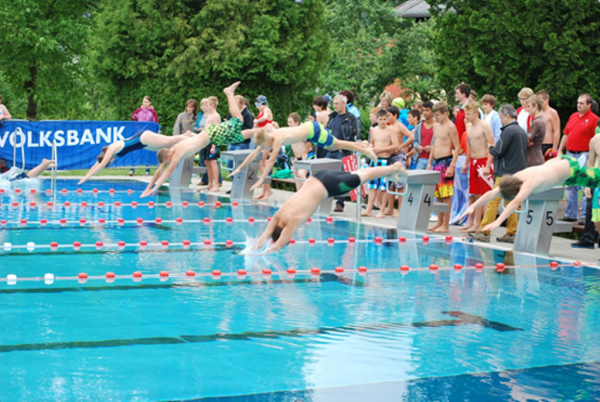 Startsprung ins Sportbecken des Goiserer Parkbades