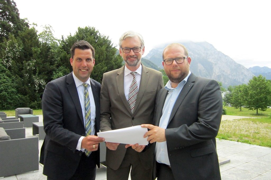 Wirtschaftslandesrat Michael Strugl (Mitte), Bürgermeister Stefan Krapf (l.) und Wirtschaftsstadtrat Michael Frostel präsentierten gestern die Gmunden-Studie. Foto: Stadtgemeinde Gmunden