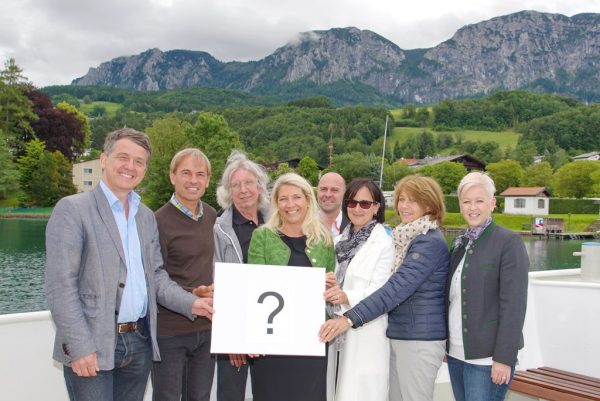 Die Jurymitglieder und Moderator der Veranstaltung an Bord der MS Unterach in Steinbach am Attersee vor dem Komponierhäuschen Mahlers. V.l.n.r.: Dr. Morten Solvik (Internationale Gustav Mahler Gesellschaft), Moderator Leo Gander (REGATTA Regionalentwicklungsverein), Gerhard Haderer (Karikaturist), Mag. Doris Schreckeneder (GF Stern & Hafferl Verkehr / Attersee-Schifffahrt), Mag. (FH) Christian Schirlbauer (GF Tourismusverband Attersee-Salzkammergut), Dir. Sandra Mayrhauser-Schiemer (Raiffeisenbank Attersee-Süd), Mechthild Bartolomey (künstlerische Leitung Attergauer Kultursommer) und Nicole Eder (Bürgermeisterin Steinbach am Attersee). Leider nicht am Bild: Christian Ludwig Attersee (Maler) und Mag. Peter Weinhäupl (Vorstandsvorsitzender Gustav Klimt Foundation), die ihre Punkte via Handy abgegeben haben