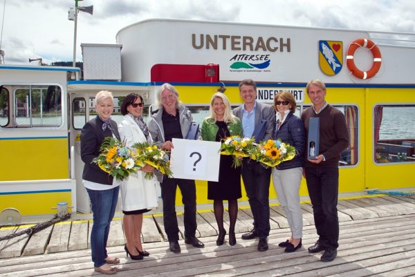 Nach der gelungenen, erfolgreichen Jurysitzung an Bord der MS Unterach. V.l.nr.: Nicole Eder (Bgm. Steinbach), Gerhard Haderer (Karikaturist), Mag. Doris Schreckeneder (Stern & Hafferl, Attersee-Schifffahrt), Dr. Morten Solvik (Internationale Gustav Mahler Gesellschaft), Mechthild Bartolomey (künstlerische Leitung Attergauer Kultursommer) und Moderator Leo Gander (Regatta).