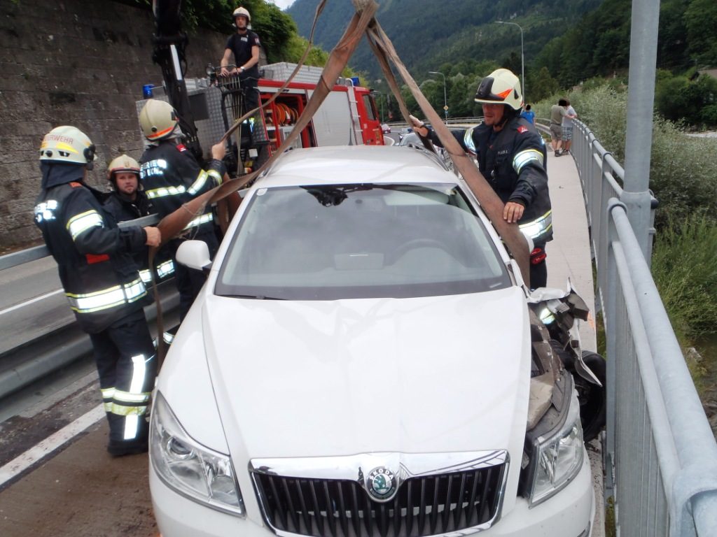 PKW rutschte auf Radweg